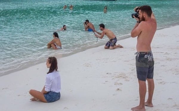 Freund fotografiert Freundin am Strand Instagram