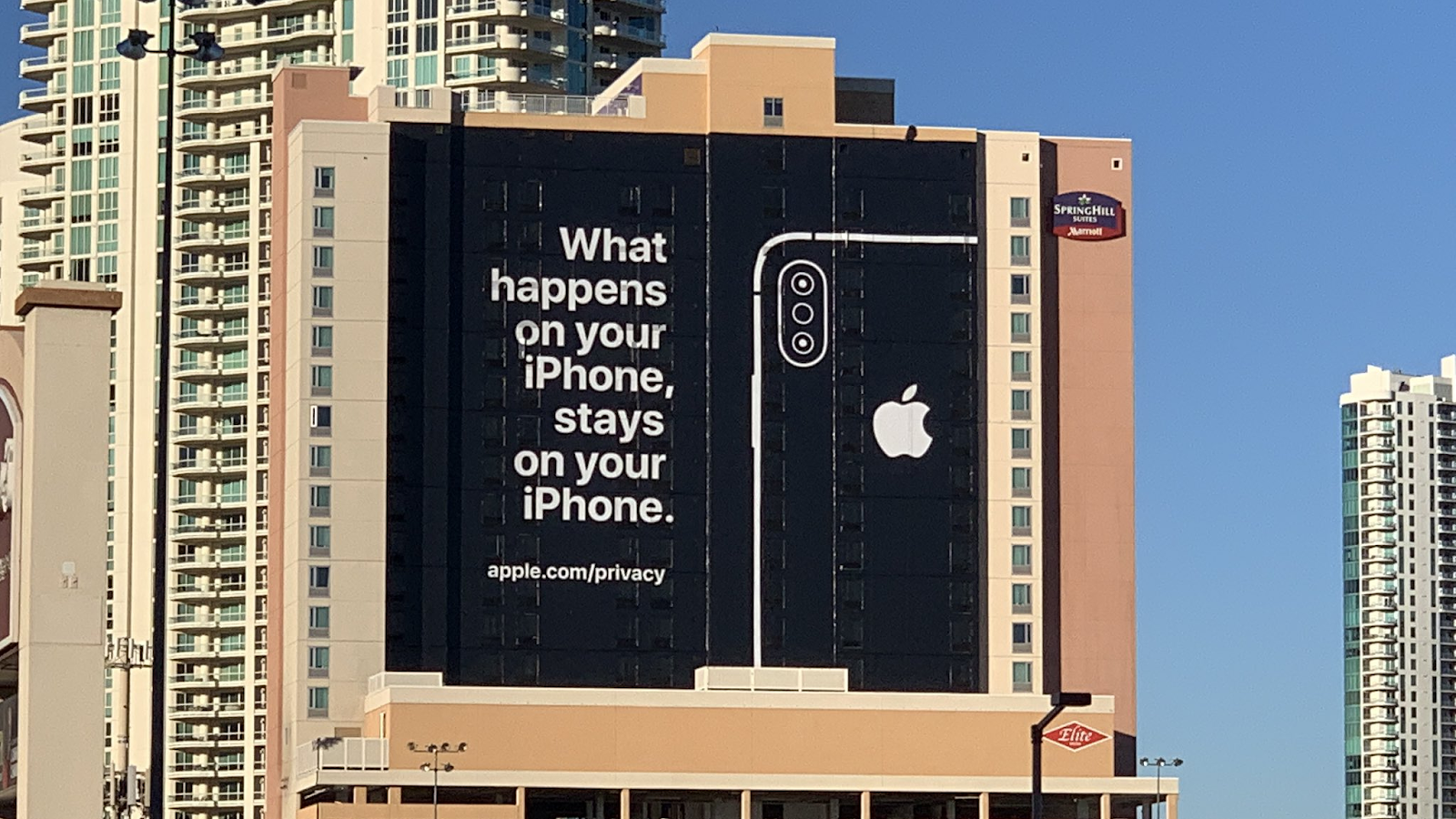 Fassade mit Werbung von Apple