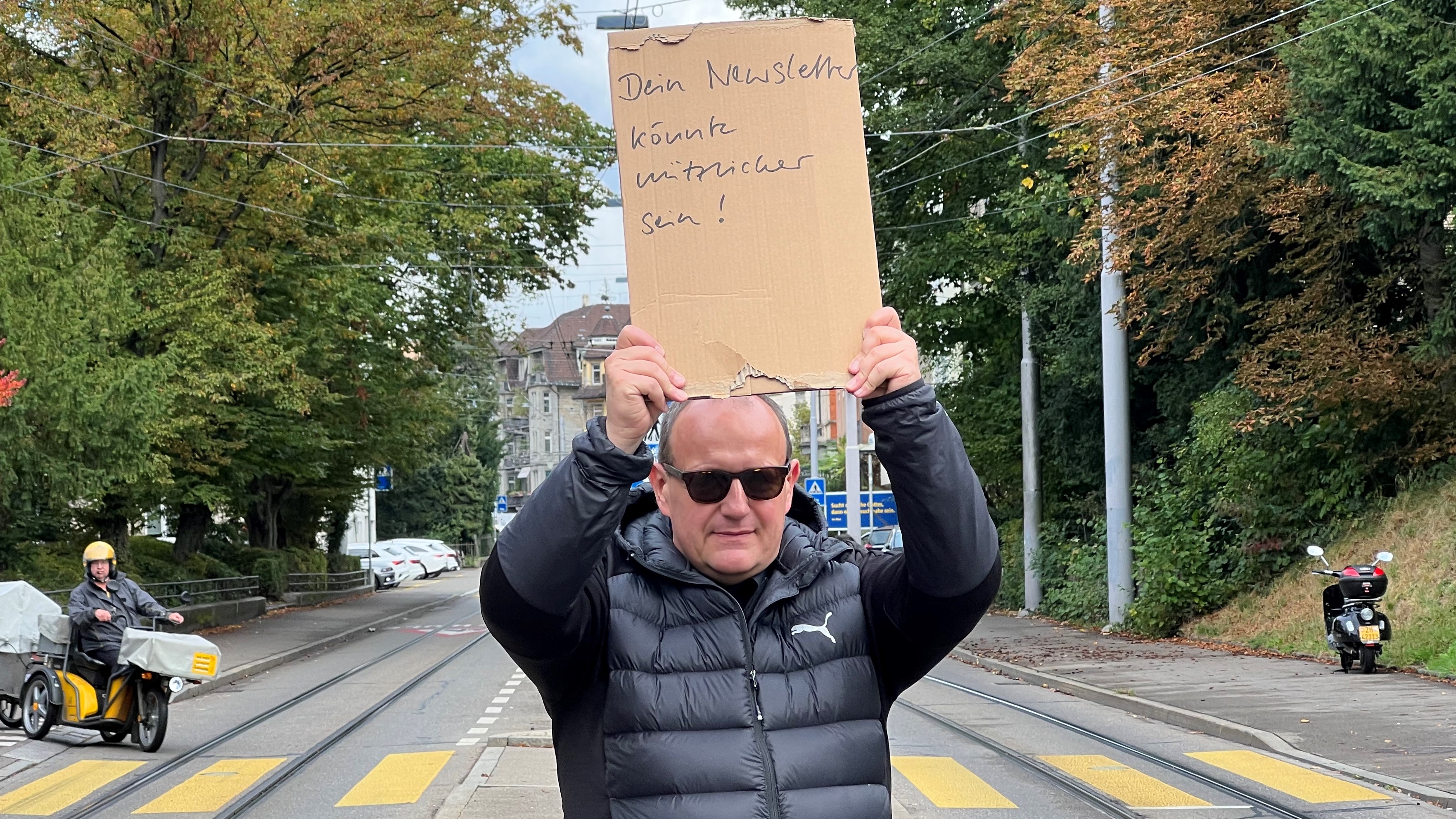 Peter Hogenkamp mit Schild